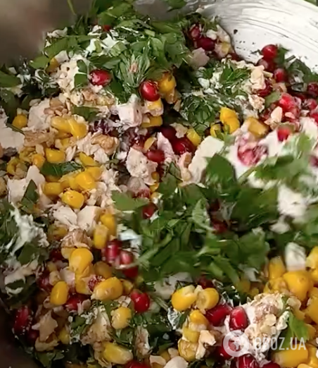 Сытный праздничный салат из филе, с гранатом и с майонезом: делимся легким рецептом