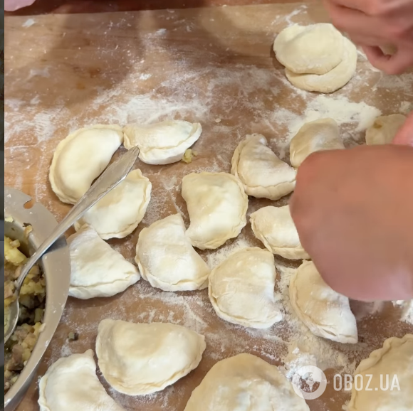 Пухкі домашні вареники за бабусиним рецептом: розповідаємо, що обов'язково додати в тісто