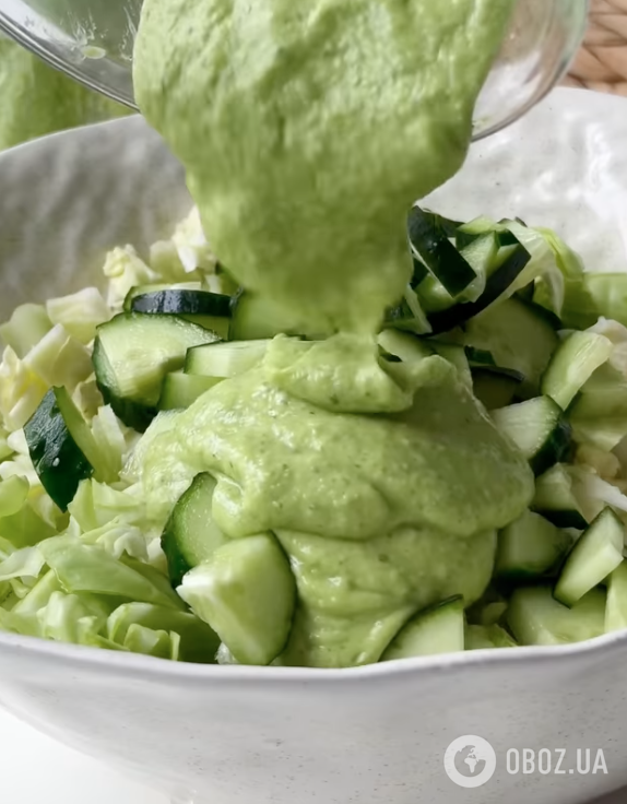 Зеленый салат из двух ингредиентов, от которого худеют: готовится с очень вкусных соусом из авокадо