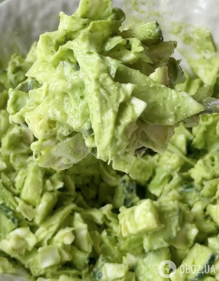 Зеленый салат из двух ингредиентов, от которого худеют: готовится с очень вкусных соусом из авокадо