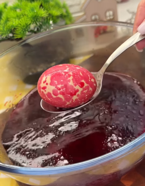 Как сделать необычные крашанки на Пасху: поможет продукт, который есть на каждой кухне