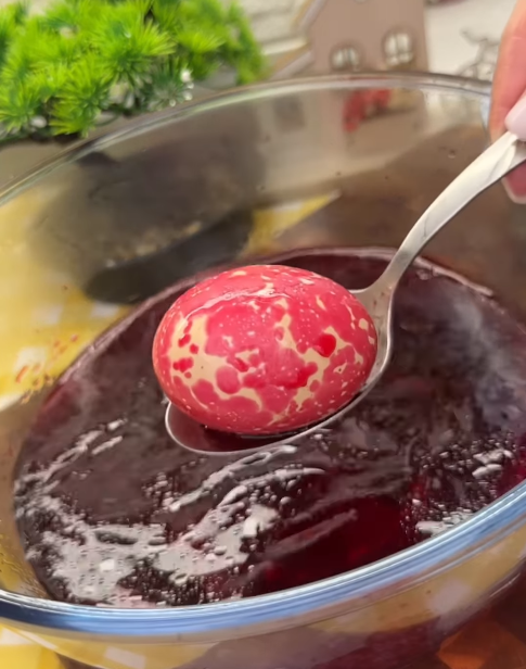 Как сделать необычные крашанки на Пасху: поможет продукт, который есть на каждой кухне