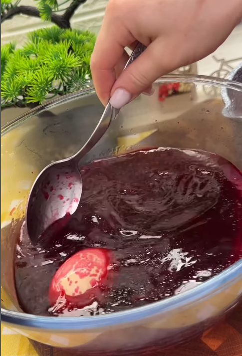 Как сделать необычные крашанки на Пасху: поможет продукт, который есть на каждой кухне