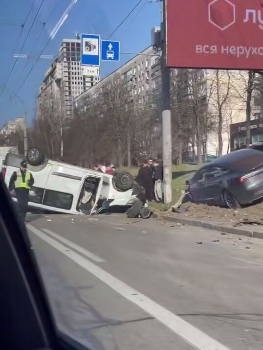 У Києві після зіткнення з Tesla перекинувся мікроавтобус: є постраждалі. Подробиці, фото та відео