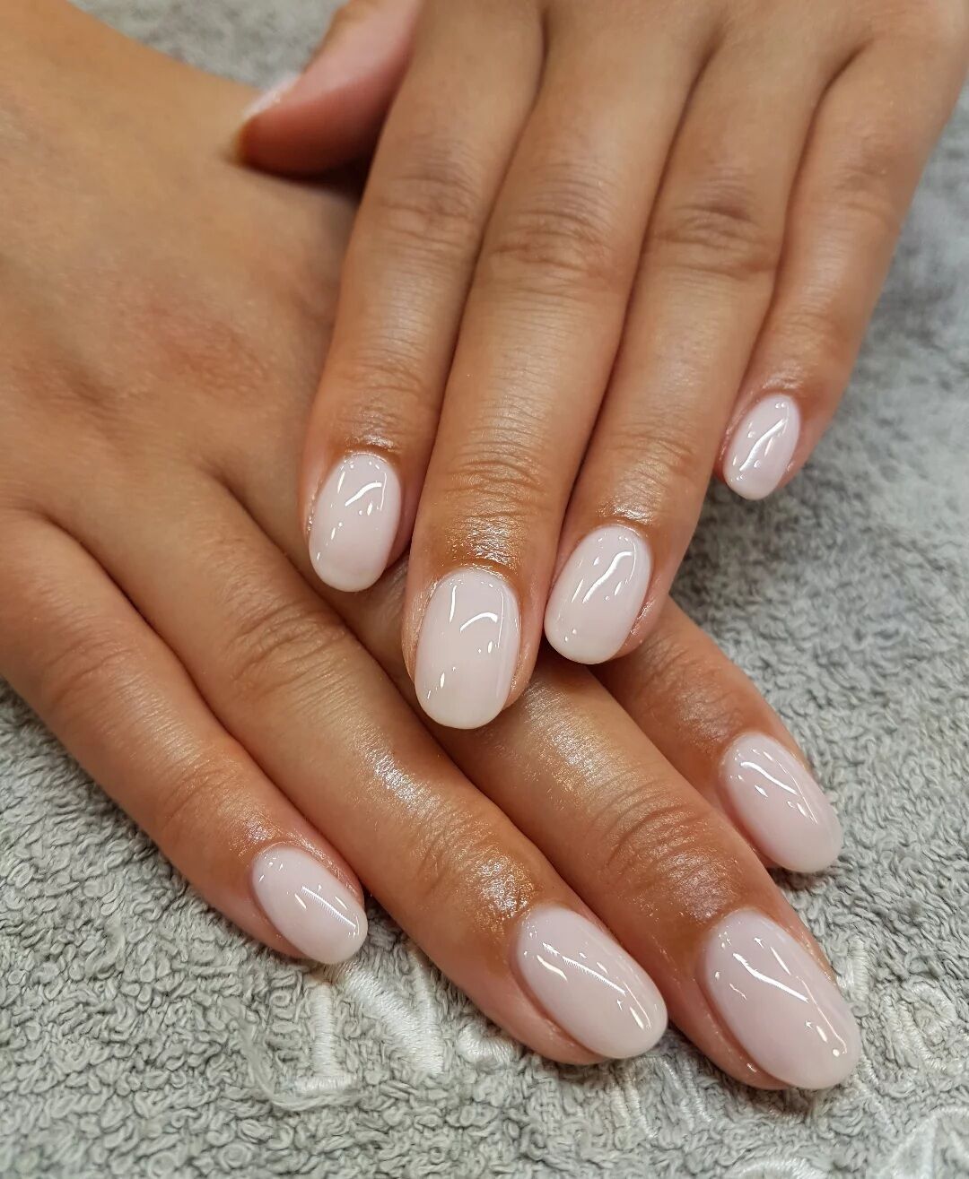 Ідеальний нюд: який колір манікюру робить руки молодшими