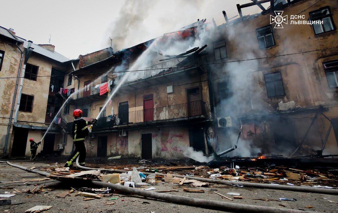 РФ посреди дня запустила сотни дронов по Украине: пострадал роддом в Ивано-Франковске, погибли люди. Все подробности