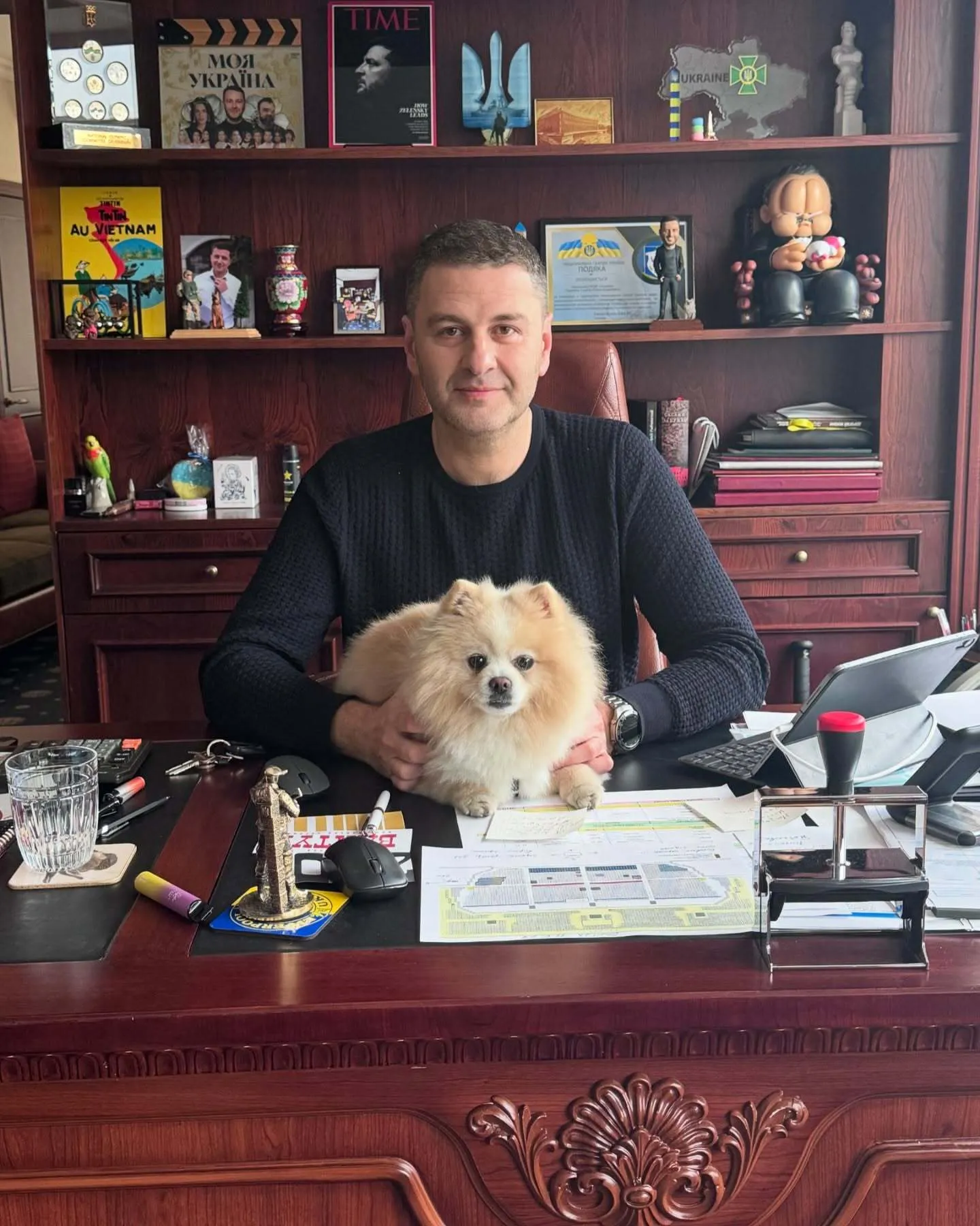 Худрук Палацу "Україна", який поскандалив із дружиною Віктора Павліка, назвав їх "страшною сімʼєю" та видав свою версію подій