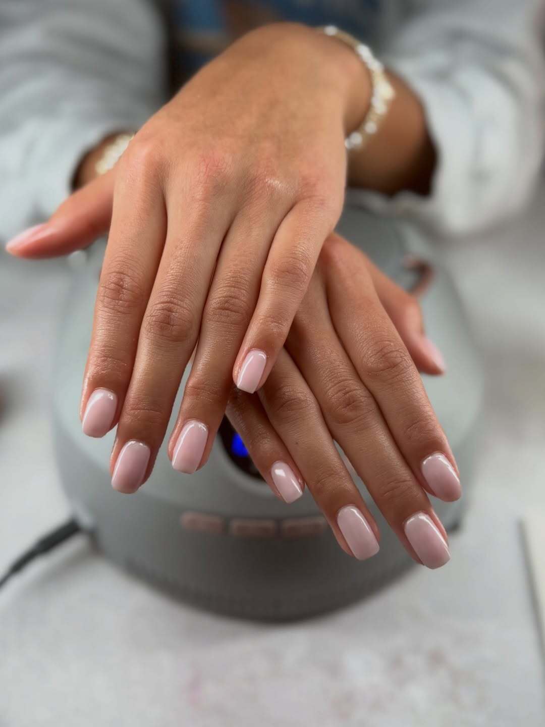 Ідеальний нюд: який колір манікюру робить руки молодшими