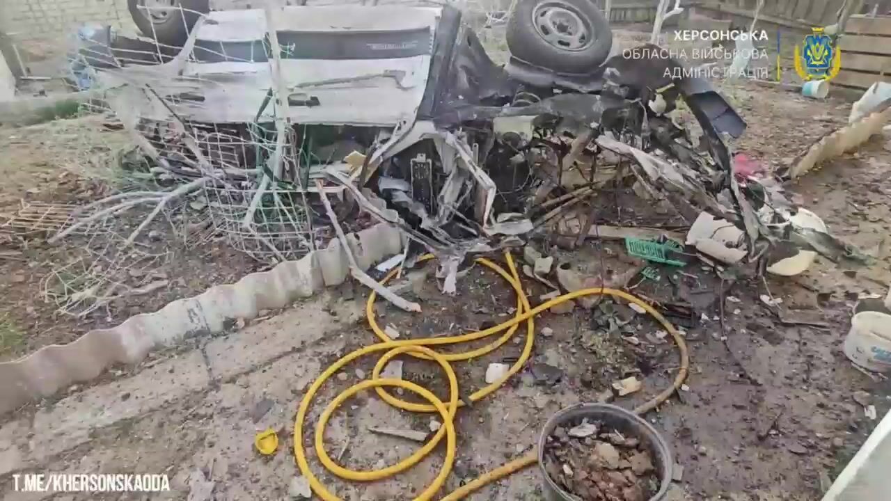 Оккупанты ударили по Херсону: под завалами погиб мужчина, есть пострадавшие. Видео