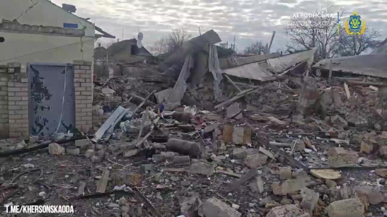 Оккупанты ударили по Херсону: под завалами погиб мужчина, есть пострадавшие. Видео