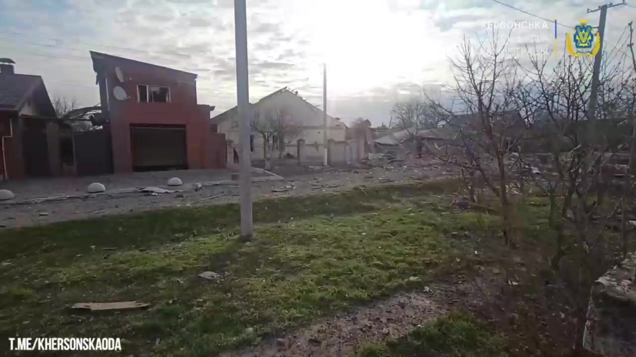 Оккупанты ударили по Херсону: под завалами погиб мужчина, есть пострадавшие. Видео