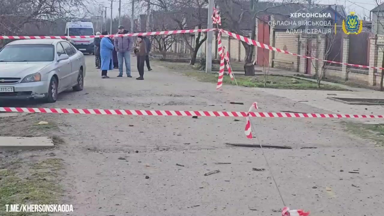 Оккупанты ударили по Херсону: под завалами погиб мужчина, есть пострадавшие. Видео
