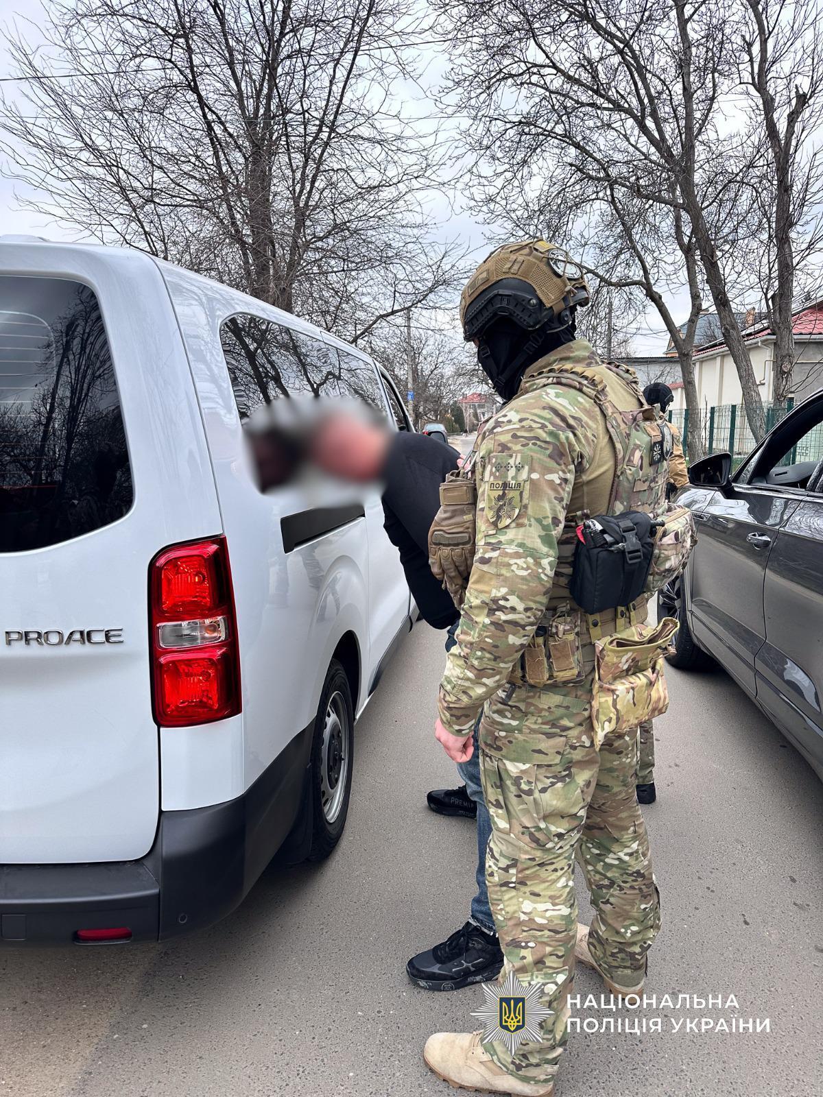 Фотографія затримки підозрюваного у шахрайстві