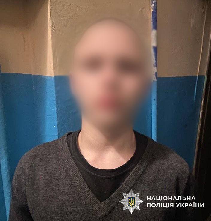 Как в 90-х: в Киеве двое парней под предлогом закурить избили и ограбили прохожего. Фото