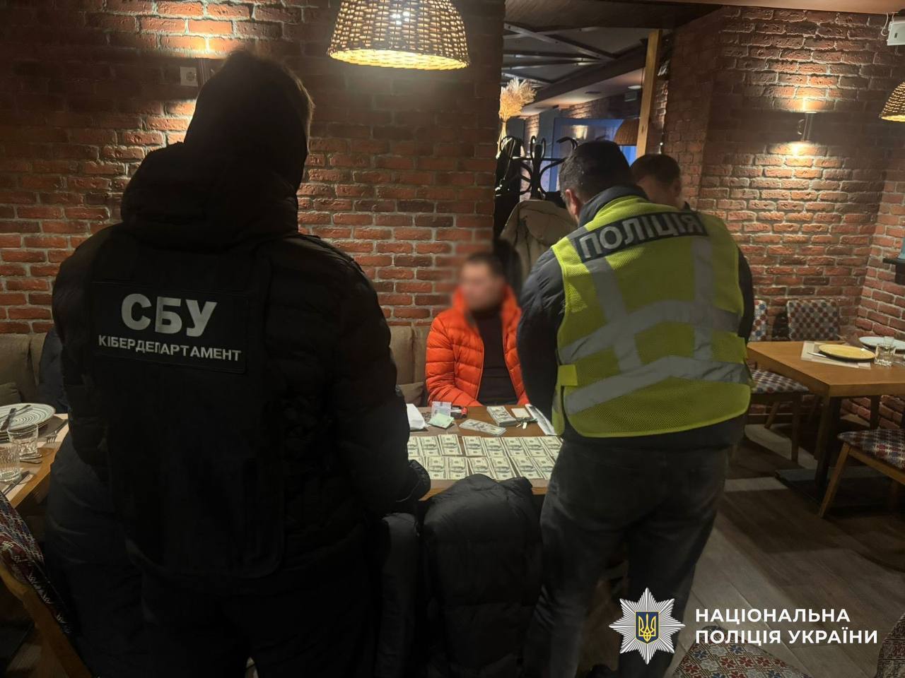 За $32 тис. обіцяв ухилянту зняти з розшуку та оформити інвалідність: поліцейські Києва викрили "бізнесмена". Фото