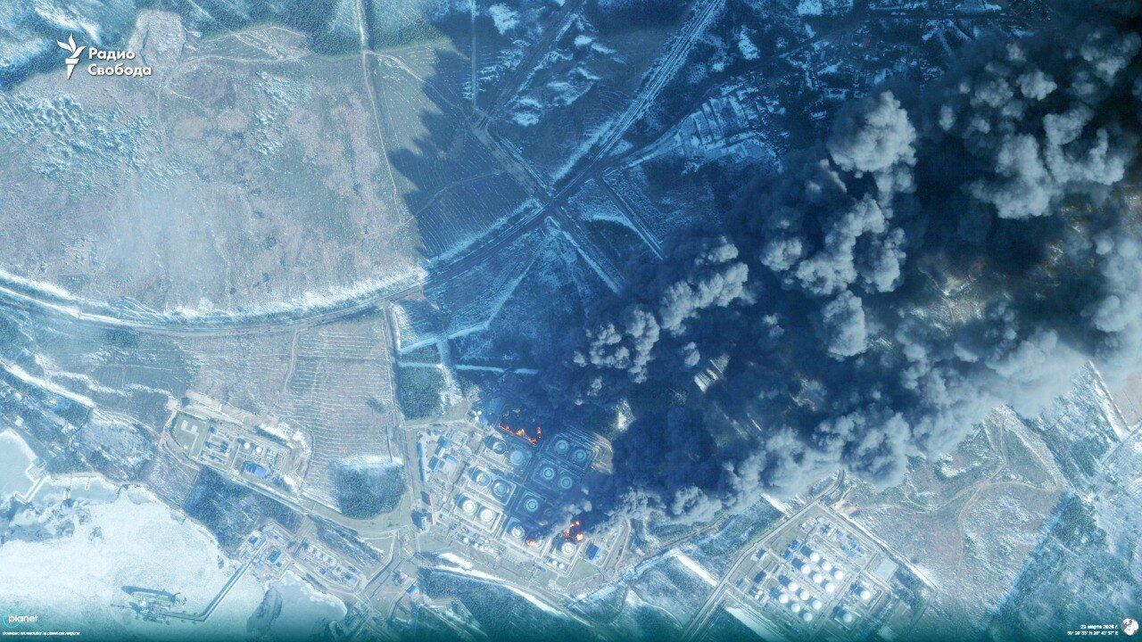 Дим видно навіть з супутника: у порту Приморська другу добу горить нафтобаза. Фото