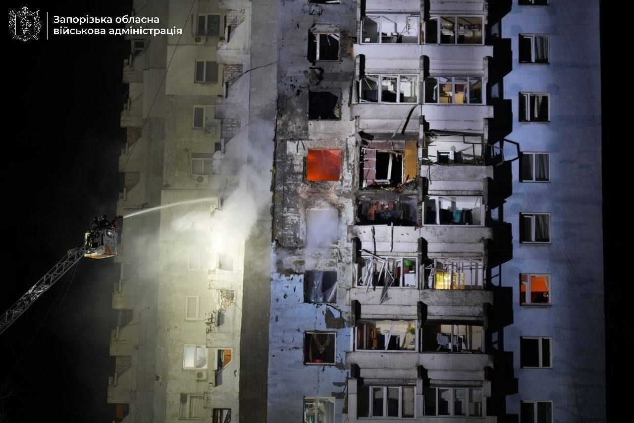 "Дівчину забрала швидка, а її чоловік загинув": у Запоріжжі розповіли про наслідки російської атаки. Відео