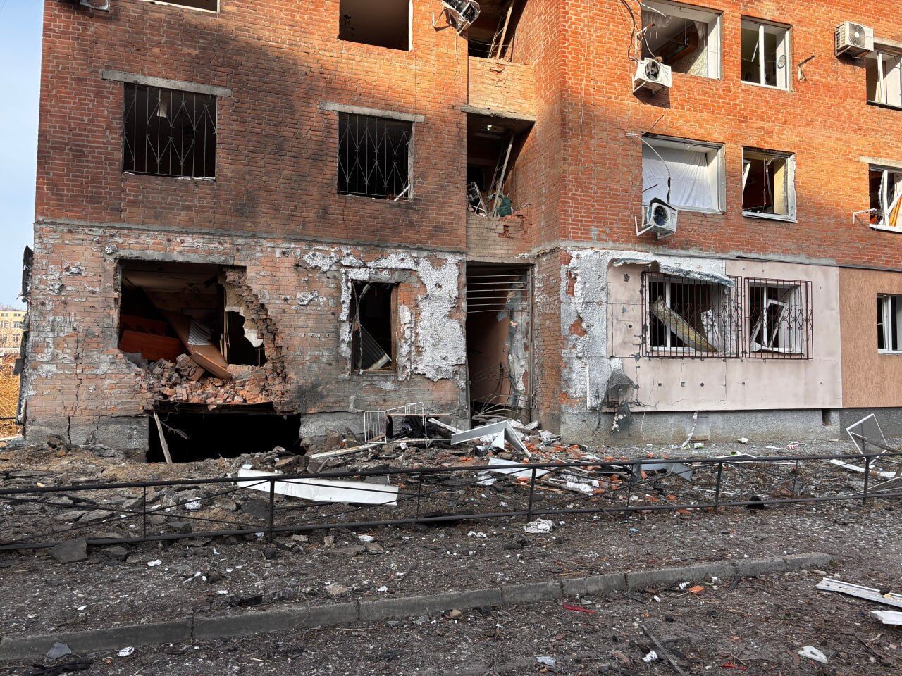 У Полтаві внаслідок атаки РФ пошкоджено житлові будинки та готель: двоє людей загинули, 12 поранено. Фото і відео
