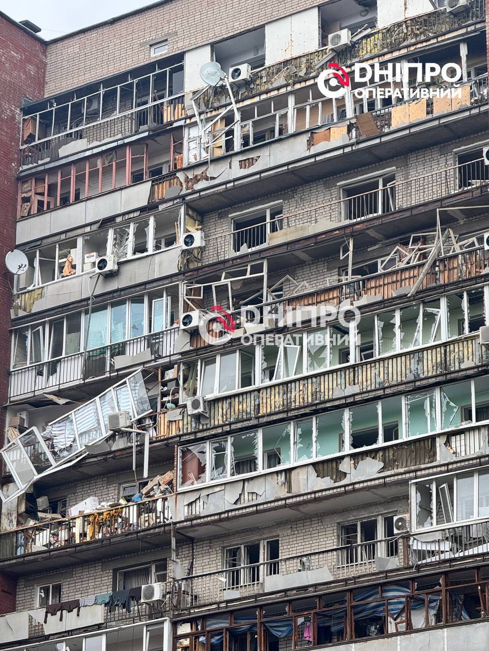 В Днепре в результате вражеской атаки повреждена многоэтажка: пострадали 9 человек. Фото и видео