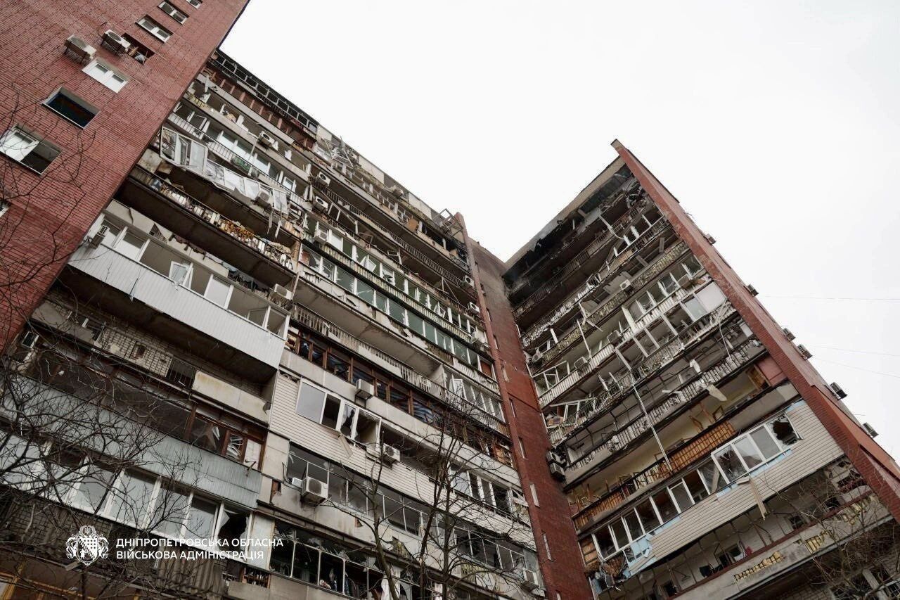 В Днепре в результате вражеской атаки повреждена многоэтажка: пострадали 9 человек. Фото и видео