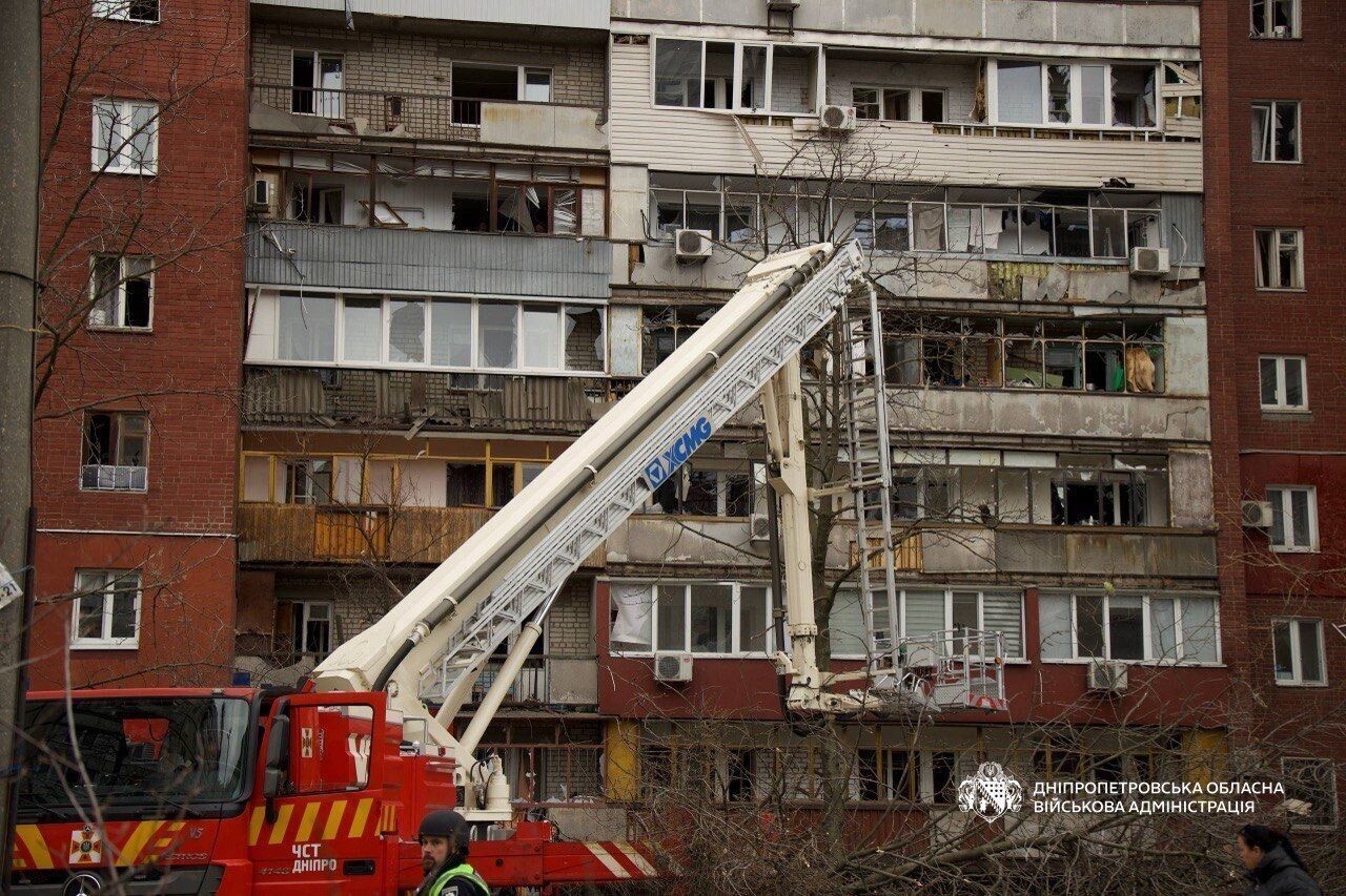 В Днепре в результате вражеской атаки повреждена многоэтажка: пострадали 9 человек. Фото и видео