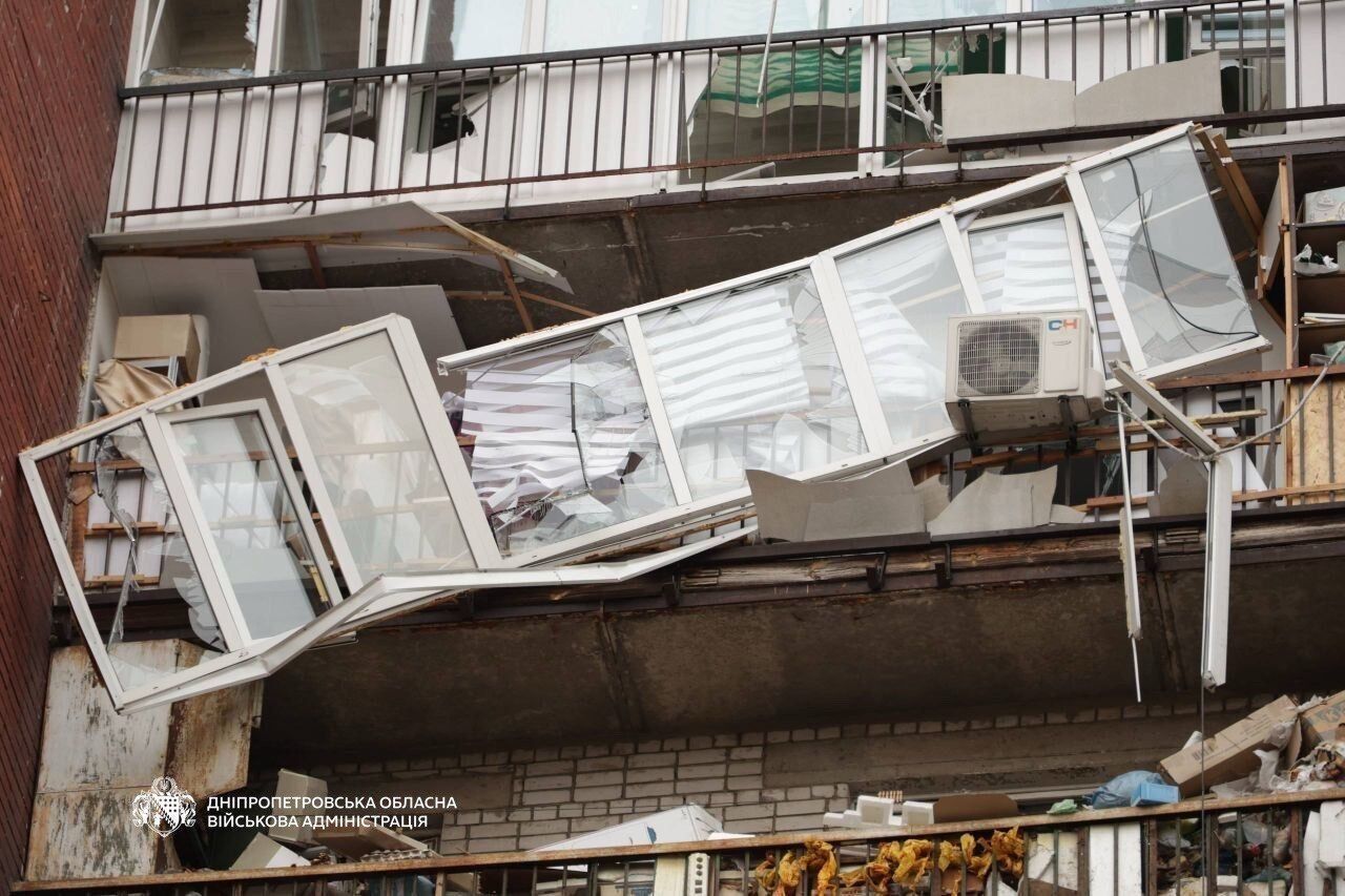 В Днепре в результате вражеской атаки повреждена многоэтажка: пострадали 9 человек. Фото и видео