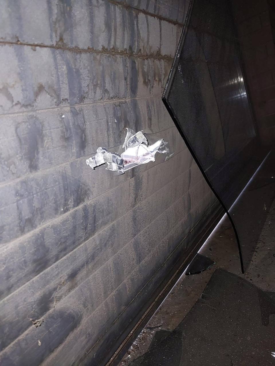 Пробил роллеты и стекло: обломок российского дрона влетел в кабинет мэра Днепра Филатова. Фото