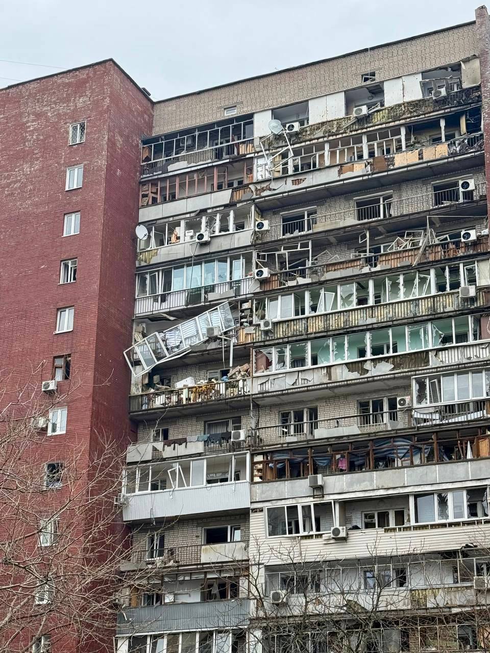 Пробил роллеты и стекло: обломок российского дрона влетел в кабинет мэра Днепра Филатова. Фото