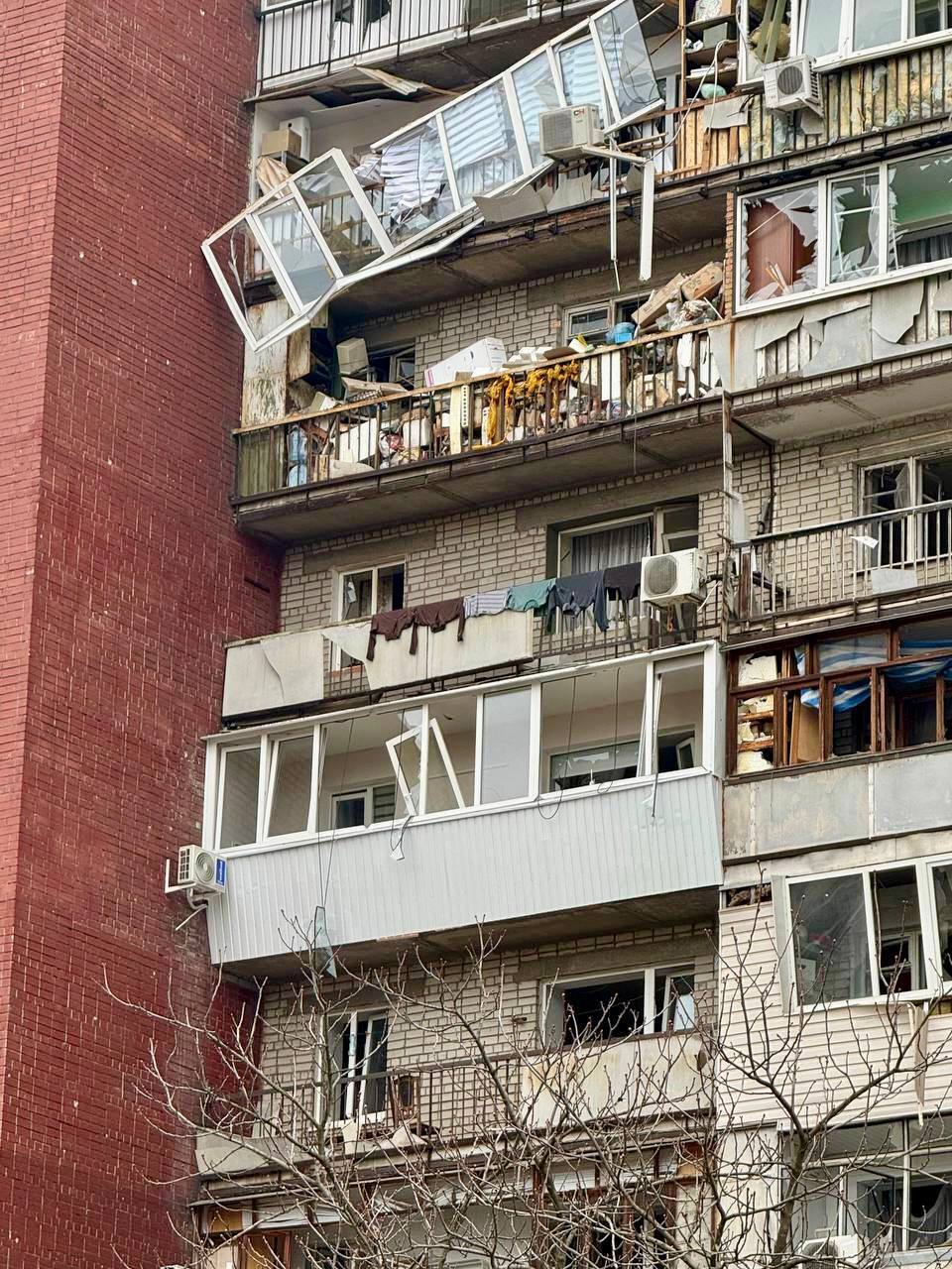 Пробил роллеты и стекло: обломок российского дрона влетел в кабинет мэра Днепра Филатова. Фото