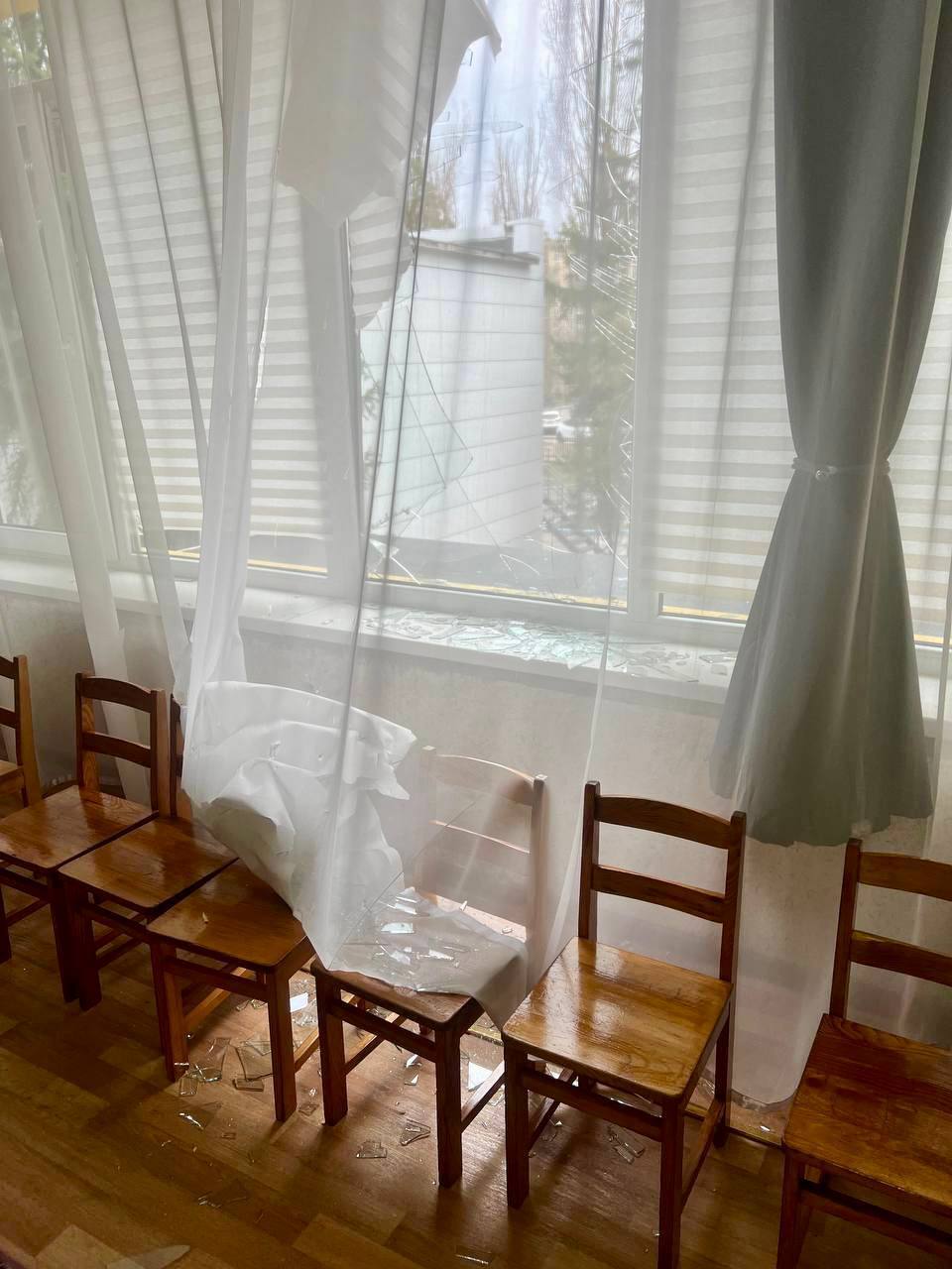 Пробил роллеты и стекло: обломок российского дрона влетел в кабинет мэра Днепра Филатова. Фото