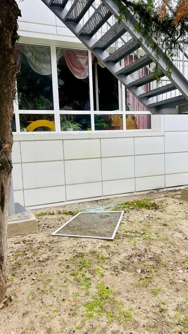 Пробил роллеты и стекло: обломок российского дрона влетел в кабинет мэра Днепра Филатова. Фото