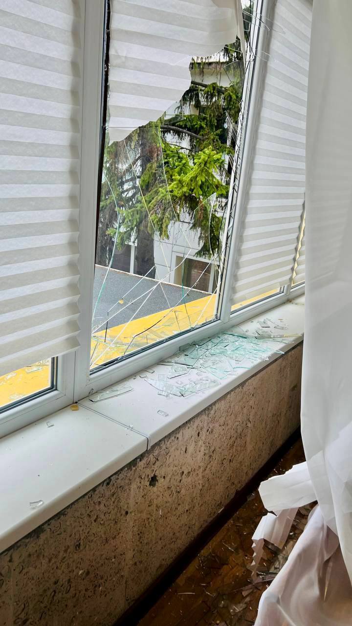 Пробил роллеты и стекло: обломок российского дрона влетел в кабинет мэра Днепра Филатова. Фото