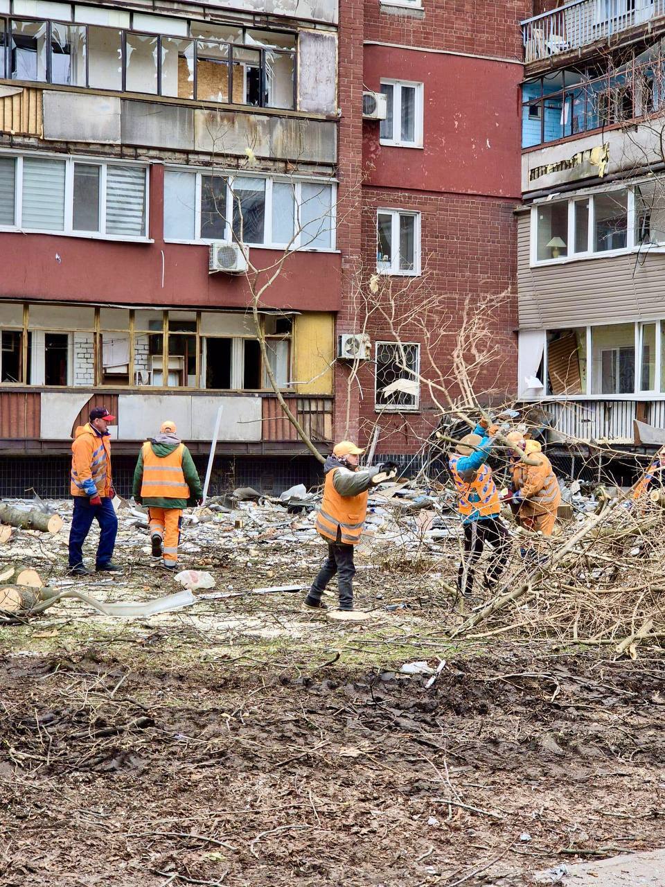 Пробил роллеты и стекло: обломок российского дрона влетел в кабинет мэра Днепра Филатова. Фото