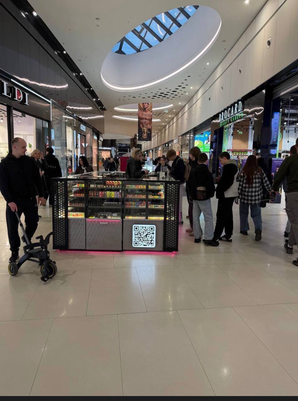 У київському ТРЦ Respublika Park підлітки шикуються в черги за нелегальними вейпами, — Плінський