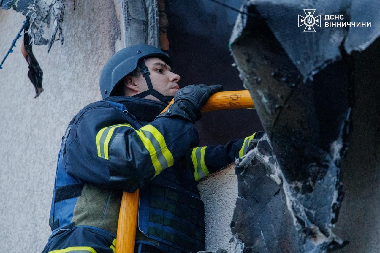 РФ посреди дня запустила сотни дронов по Украине: пострадал роддом в Ивано-Франковске, погибли люди. Все подробности