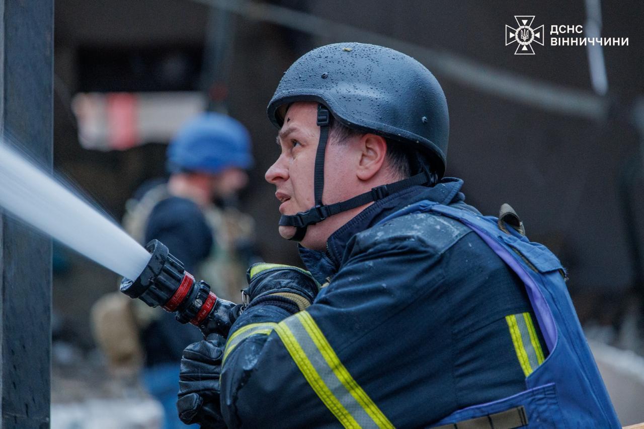 РФ посреди дня запустила сотни дронов по Украине: пострадал роддом в Ивано-Франковске, погибли люди. Все подробности