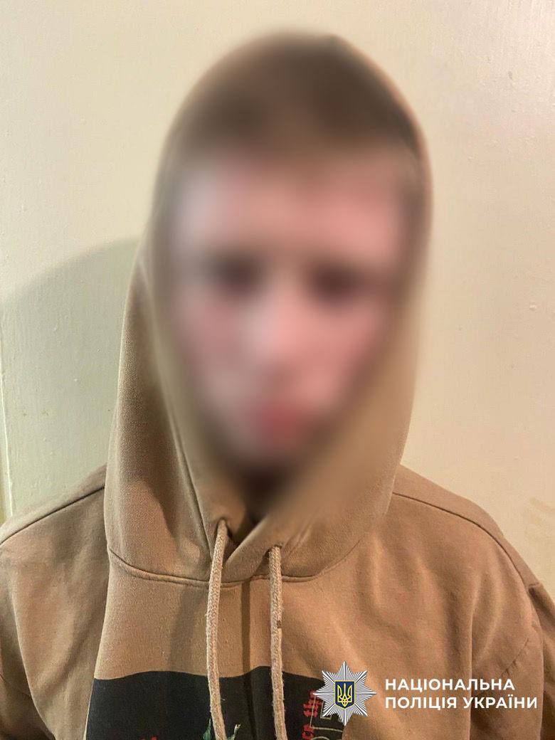 Как в 90-х: в Киеве двое парней под предлогом закурить избили и ограбили прохожего. Фото