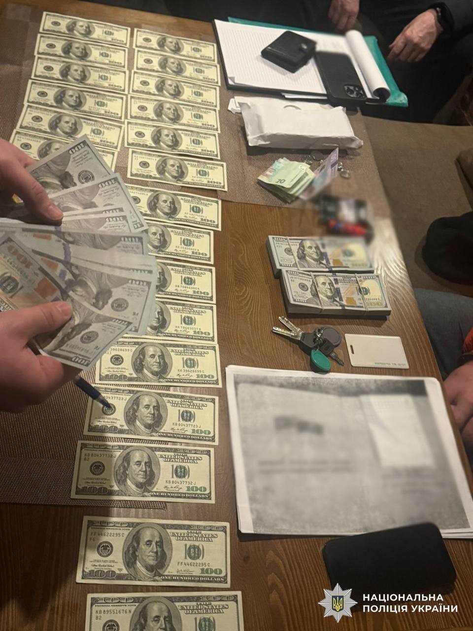 За $32 тис. обіцяв ухилянту зняти з розшуку та оформити інвалідність: поліцейські Києва викрили "бізнесмена". Фото