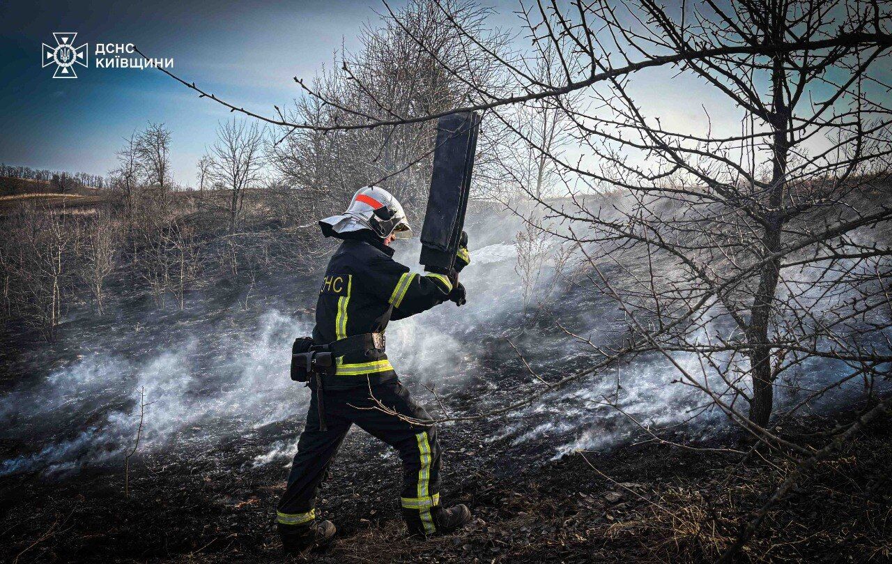На Киевщине мужчина загорелся заживо во время сжигания травы. Подробности трагедии и фото