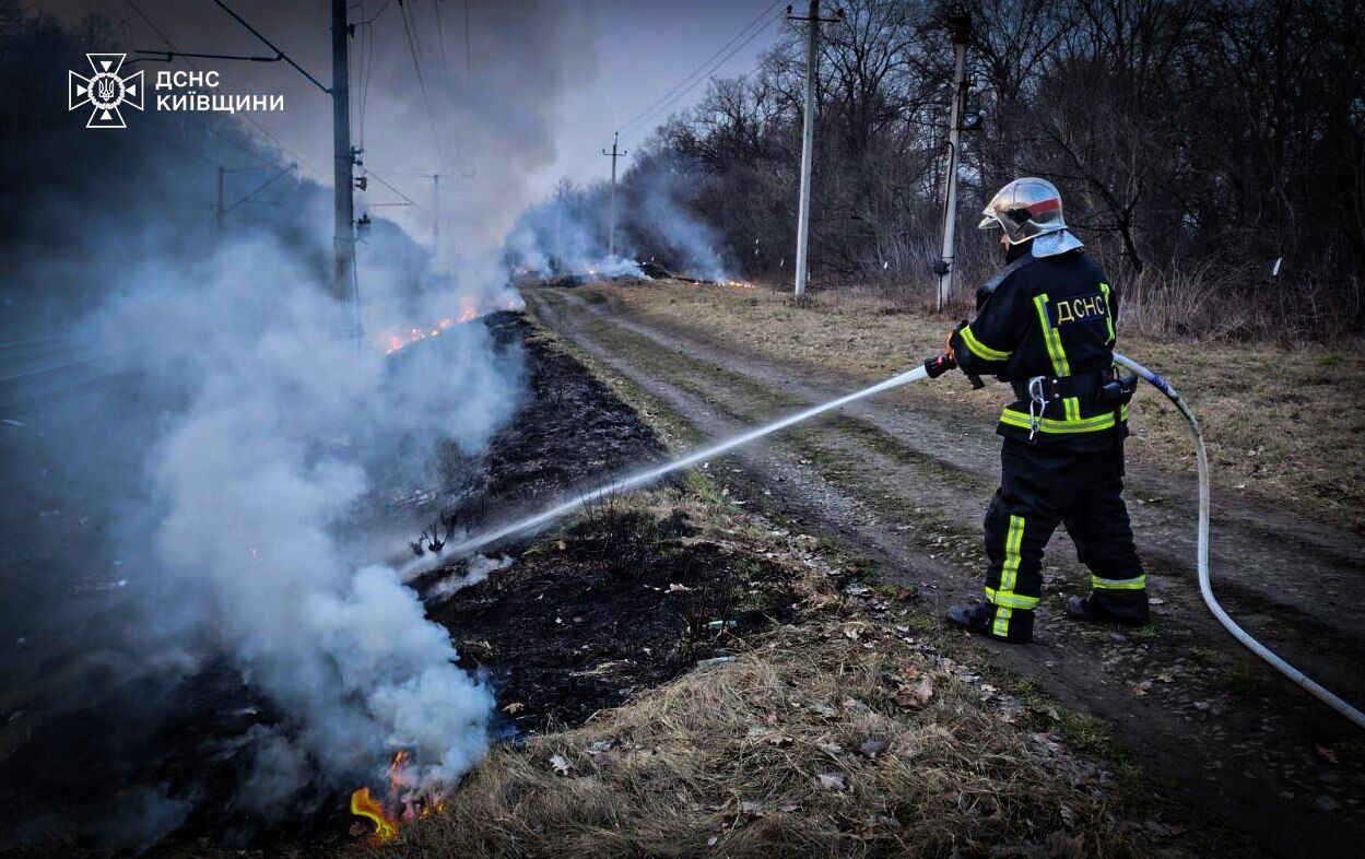 На Киевщине мужчина загорелся заживо во время сжигания травы. Подробности трагедии и фото