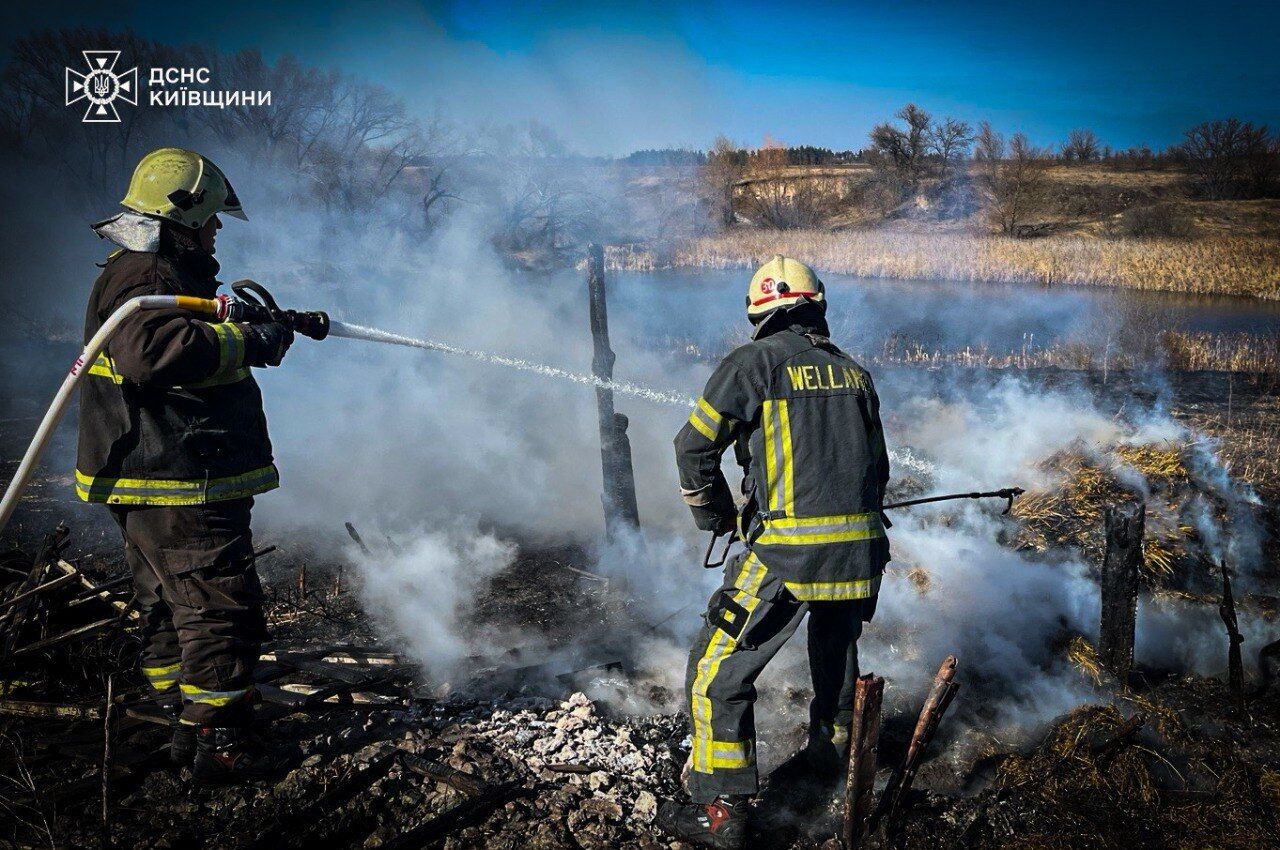 На Киевщине мужчина загорелся заживо во время сжигания травы. Подробности трагедии и фото
