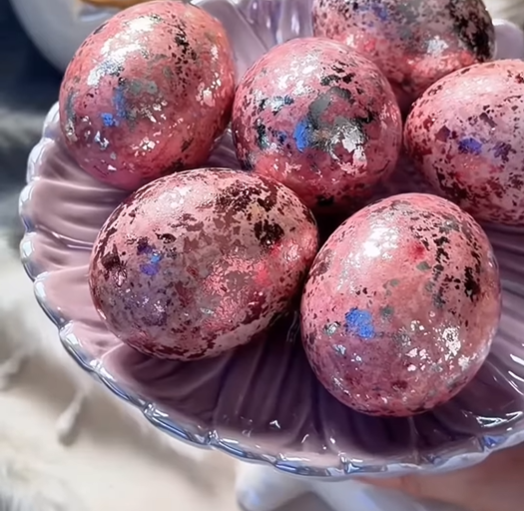 Эффект "вау" гарантирован! Как сделать необычные "золотые" крашанки к Пасхе