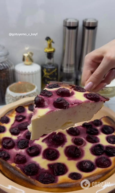 Повітряна сирна запіканка з вишнями: як приготувати