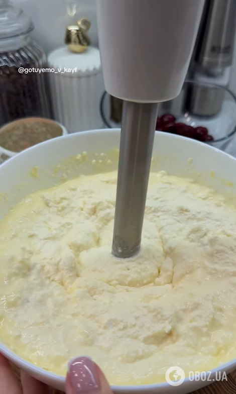 Повітряна сирна запіканка з вишнями: як приготувати