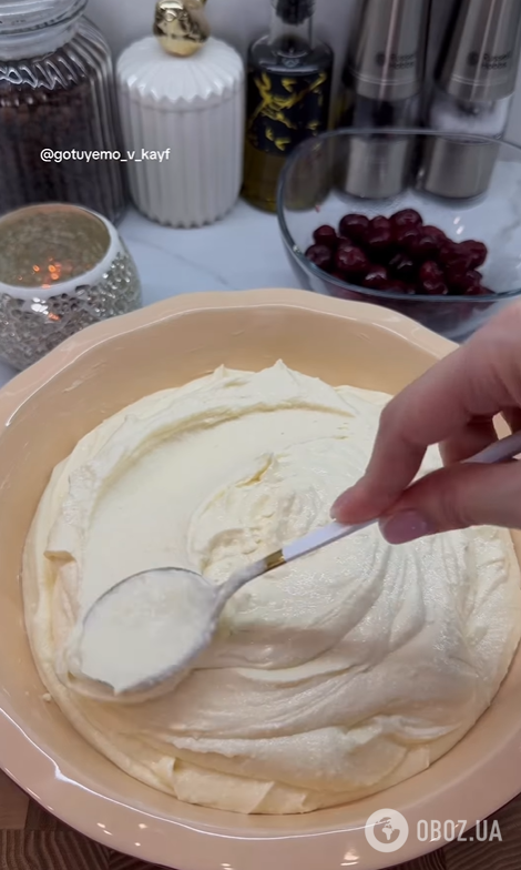 Повітряна сирна запіканка з вишнями: як приготувати