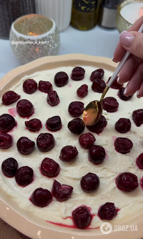 Повітряна сирна запіканка з вишнями: як приготувати