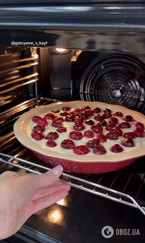 Повітряна сирна запіканка з вишнями: як приготувати