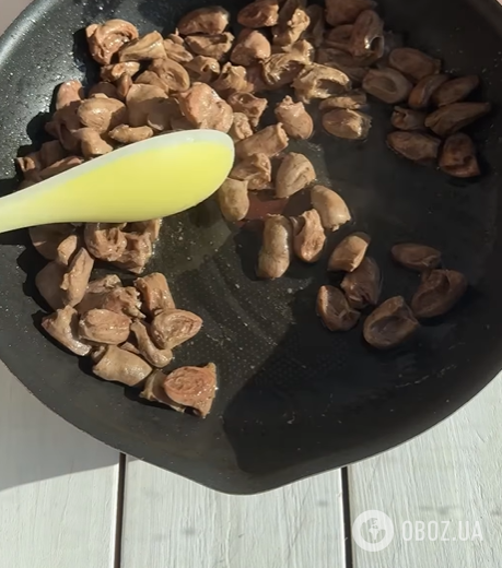 Как вкусно протушить куриные сердечки на сковородке: идеально к картофельному пюре