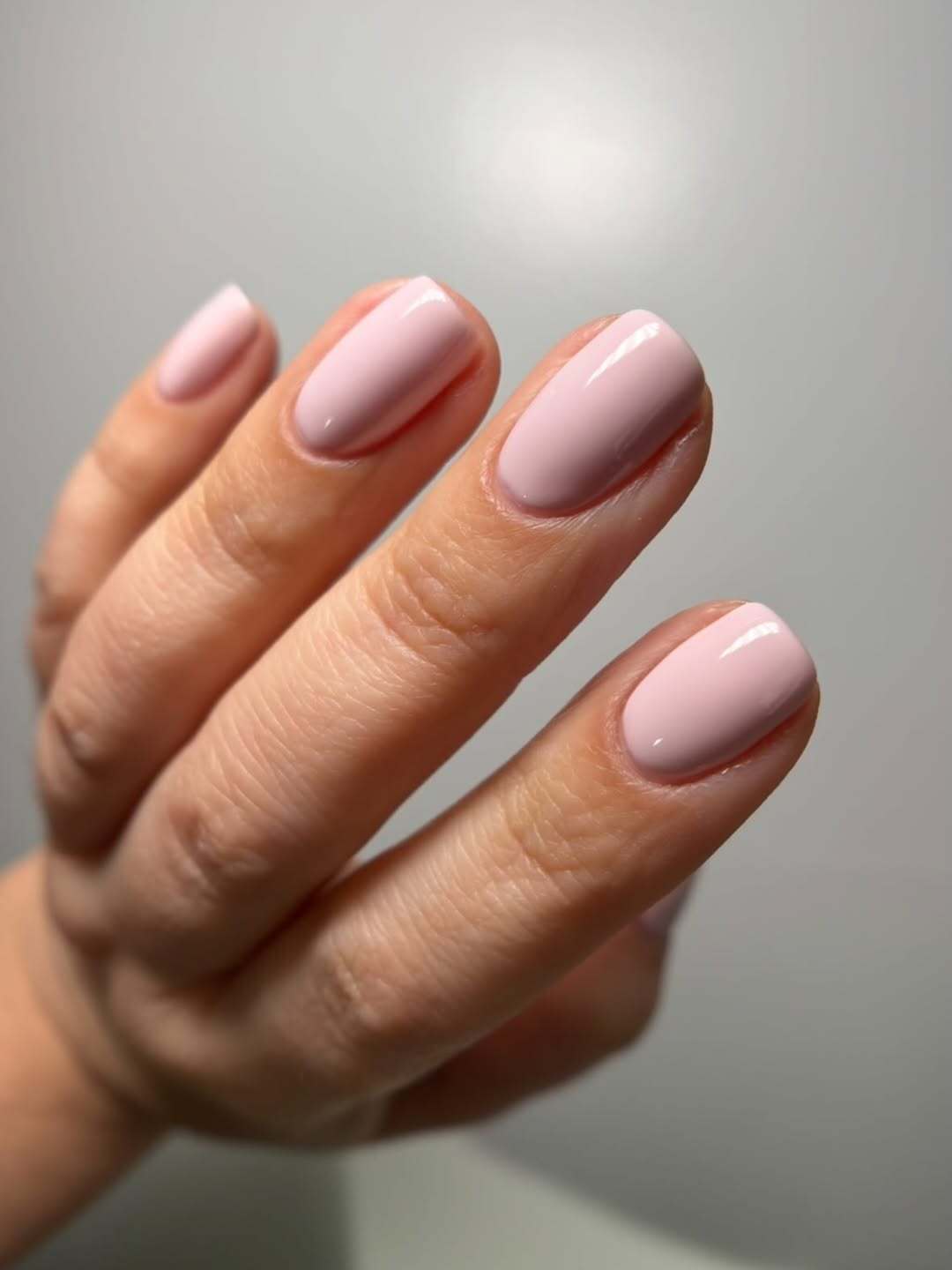 Ідеальний нюд: який колір манікюру робить руки молодшими