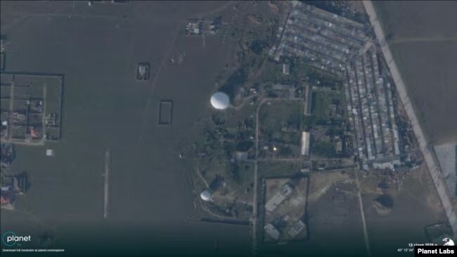 Подтвердилось повреждение радиопрозрачных куполов РЛС оккупантов под Евпаторией. Спутниковые фото